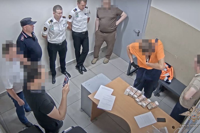 В Шереметьево задержали грузчика, укравшего из багажа пассажиров больше 20 миллионов рублей