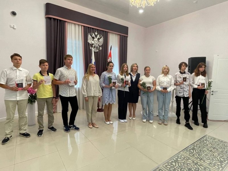 Торжественная церемония вручения первых паспортов прошла в пушкинском ЗАГС