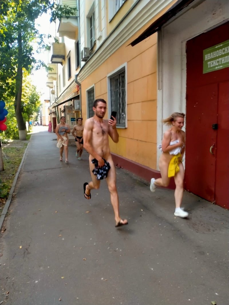 Магазин одежды в Подольске ради рекламы устроил "голый" забег