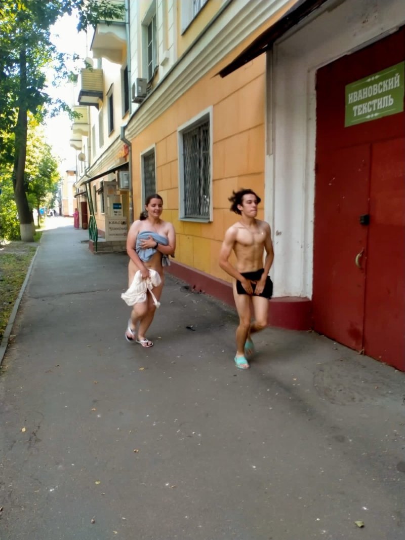 Магазин одежды в Подольске ради рекламы устроил "голый" забег