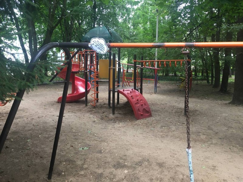 В Пушкинском продолжают приводить в порядок детские площадки