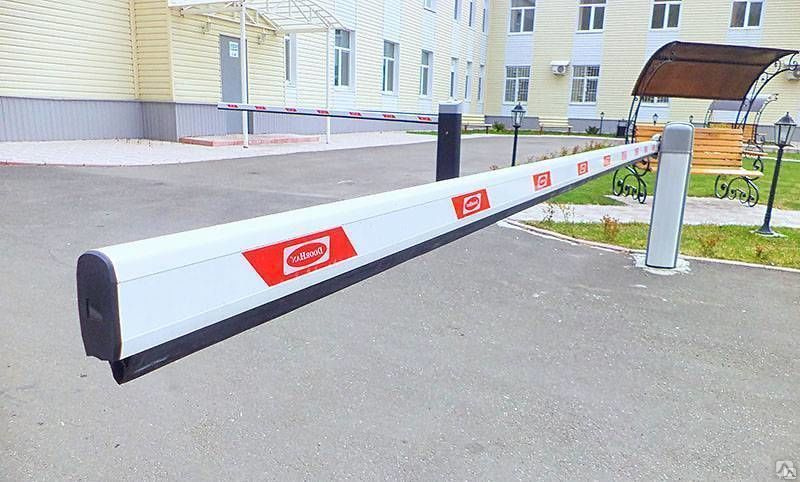 Женщина снесла шлагбаум у ТЦ в Жуковском