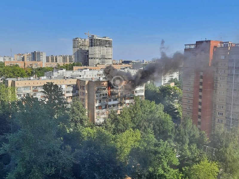 В Одинцово горит жилой дом