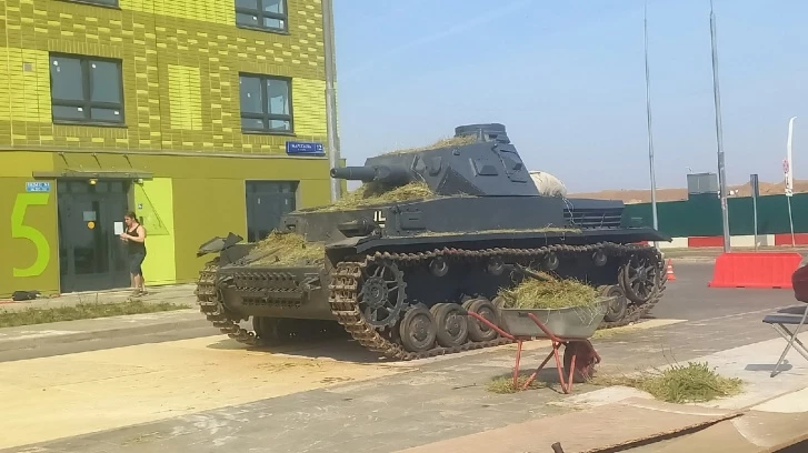 В Люберцах немецкий танк разнес офис продаж 