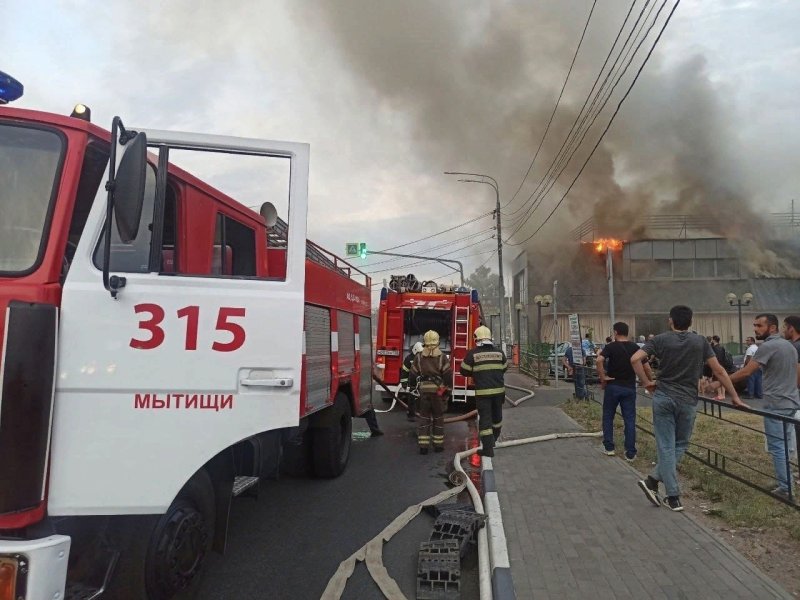 В Мытищах горит торговый центр "М-Юни"