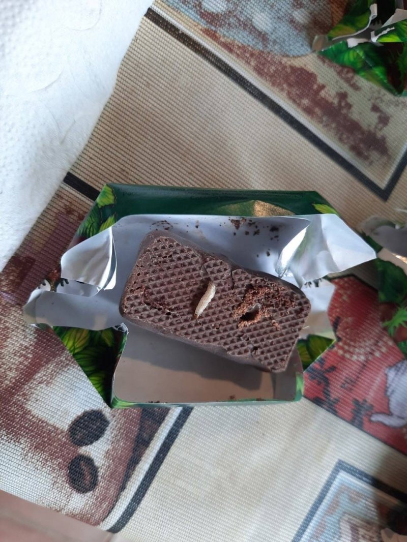 Житель Дубны пожаловался на конфеты с червями
