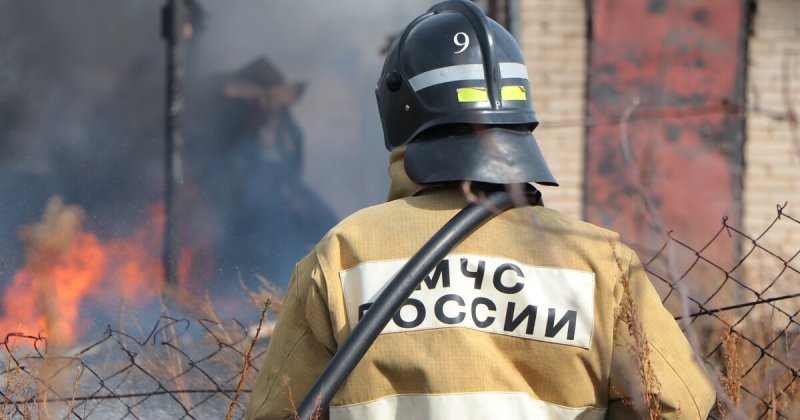 В Волоколамске  - пожар на складе пластиковой крошки