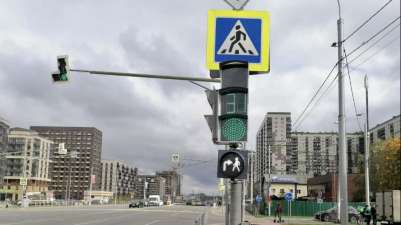 На светофорах в Красногорске установили секции одновременного пропуска пешеходов и водителей