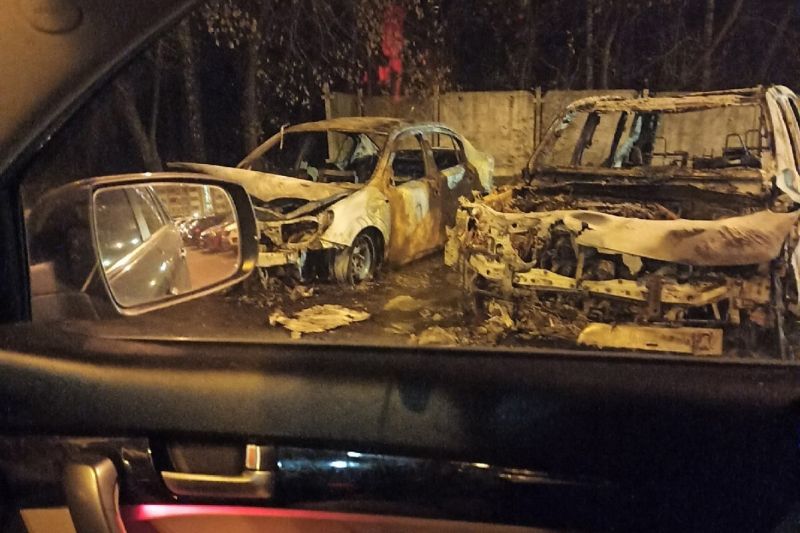 В Балашихе сгорели два автомобиля