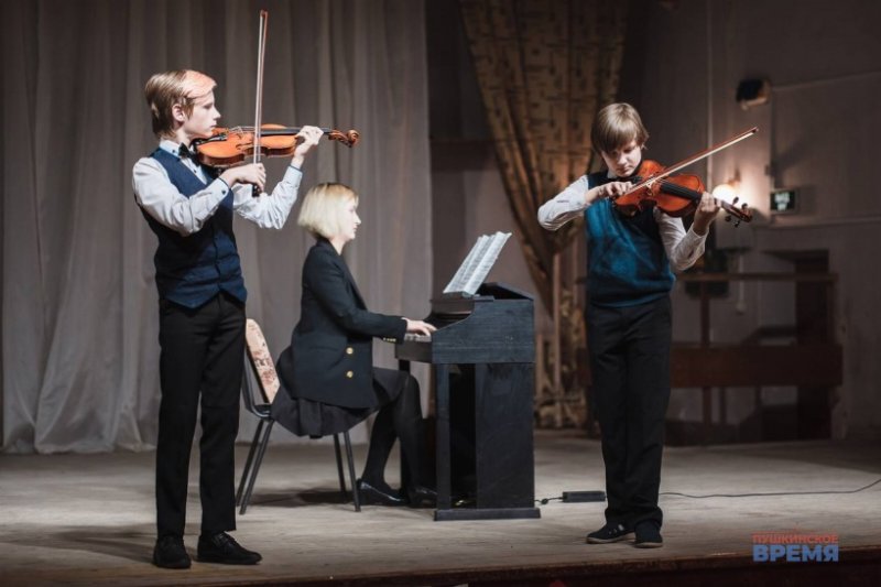 Ученики Пушкинской музыкальной школы провели концерт для беженцев в центре «Родник»