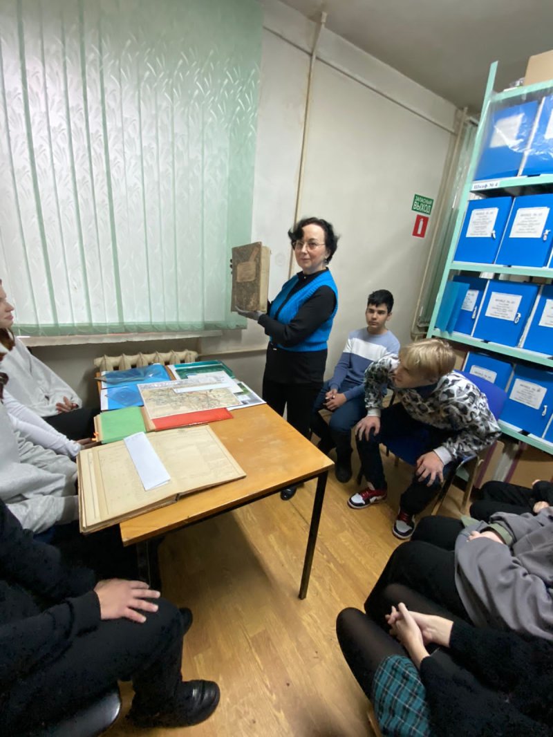 Пушкинские архивисты провели экскурсию для школьников
