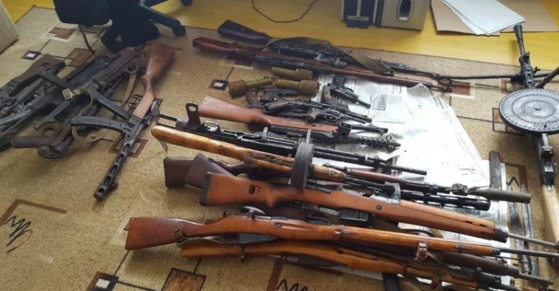 У предпринимателя из Дубны дома нашли склад боевого оружия