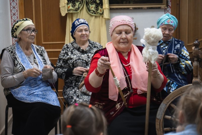Представительницы татарской культурной автономии в Пушкино вяжут носки для солдат