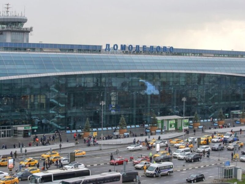Прилетевших в Домодедово из Бишкека пассажиров похитили и ограбили люди в масках