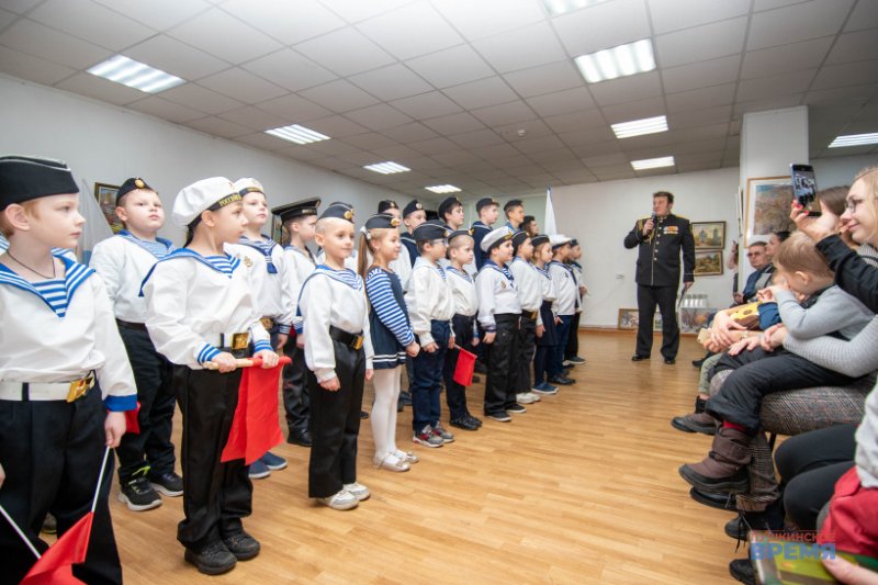 Пятнадцать ребят вступили в ряды клуба юных моряков им. адмирала Л. М. Жильцова в Ивантеевке
