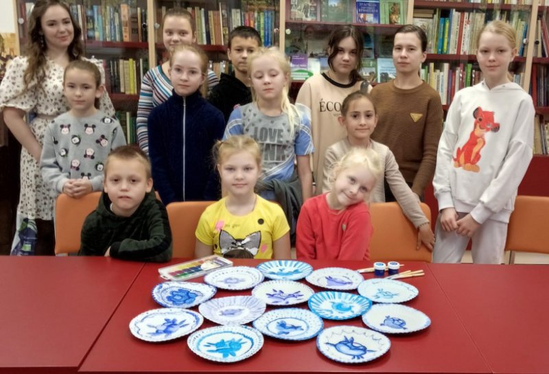 В Детской библиотеке в Пушкино расписали тарелки гжельскими узорами