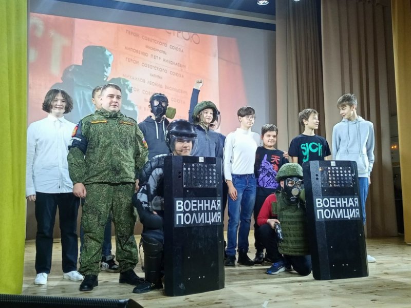 Военнослужащие рассказали детям о своей экипировке и ответили на вопросы в посёлке Лесном