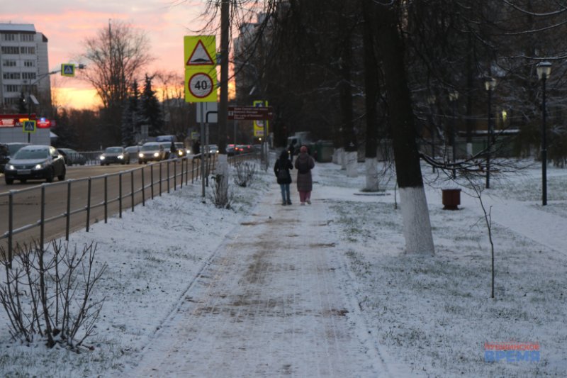 Коммунальная техника уже к рассвету расчистила основные дороги в Ивантеевке