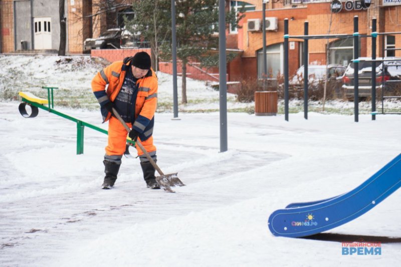 Работники МБУ "Городское хозяйство" устраняют последствия снегопада в Красноармейске