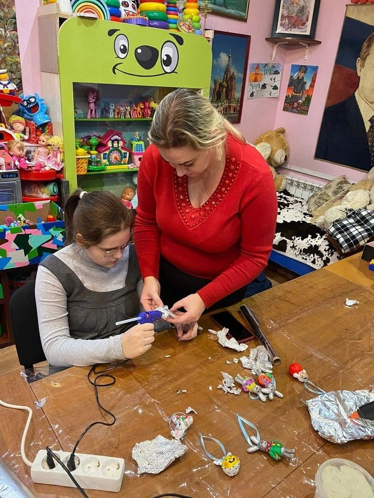 Мастер-класс по изготовлению игрушек из папье-маше прошёл в Пушкино для особенных детей