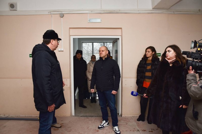Максим Красноцветов проверил ход ремонта детской поликлиники №2 в Ивантеевке