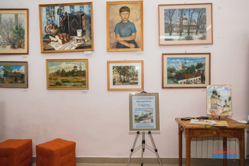 В пушкинской библиотеке открылась выставка картин местной художницы