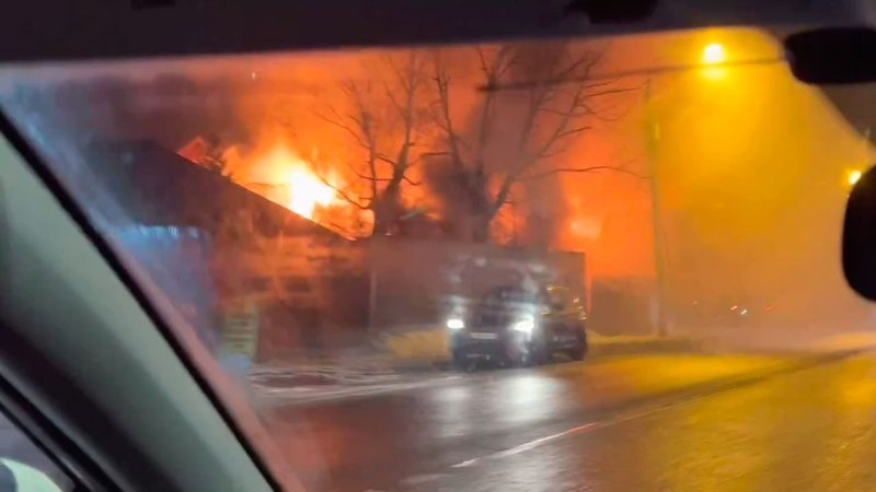 Крупный пожар уничтожил склад и кафе в Балашихе