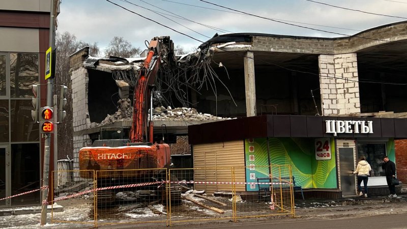 Незаконно построенный торговый центр снесли в Ленинском округе