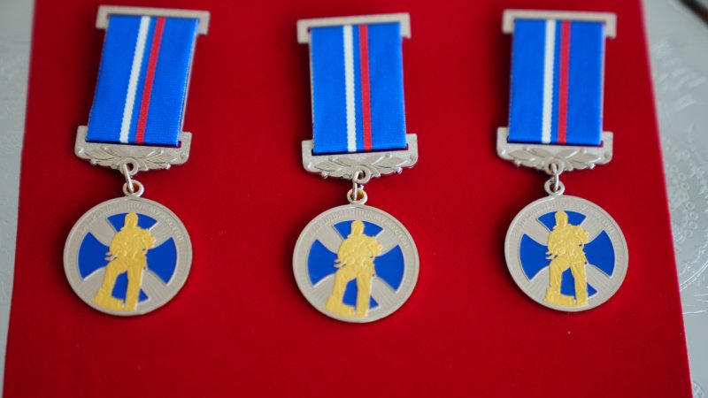 Трое школьников из Московской области получили медали за мужество