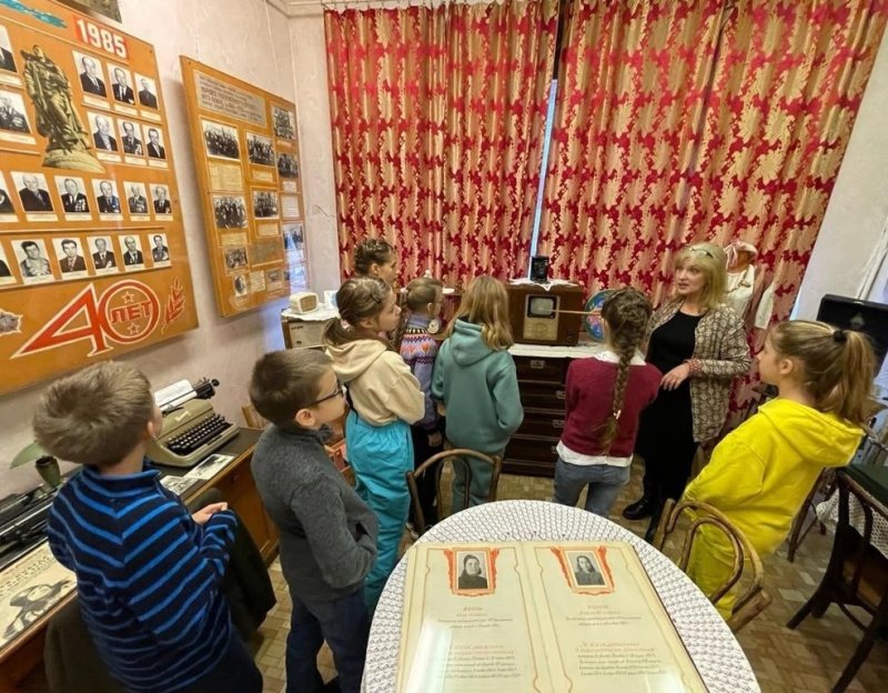 Пушкинские школьники познакомились с профессией хранителя фондов в краеведческом музее