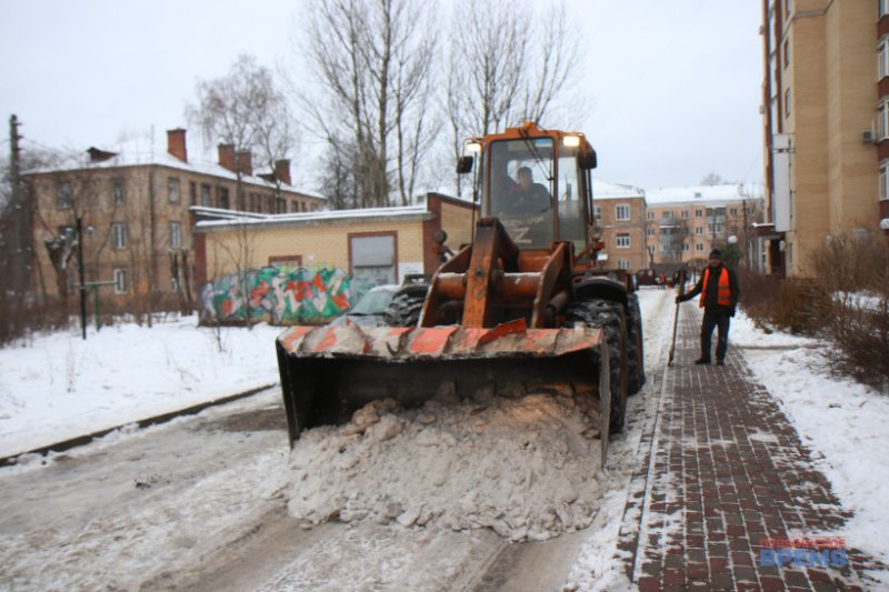 В Ивантеевке без выходных борются со снежно-ледяной колейностью на внутридворовых проездах