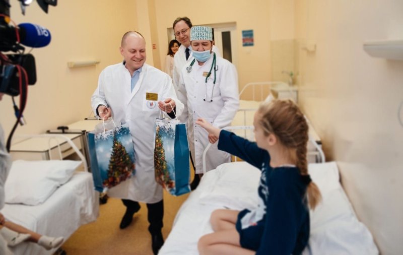 Максим Красноцветов навестил в больнице детей, пострадавших во вчерашней аварии в Красноармейске