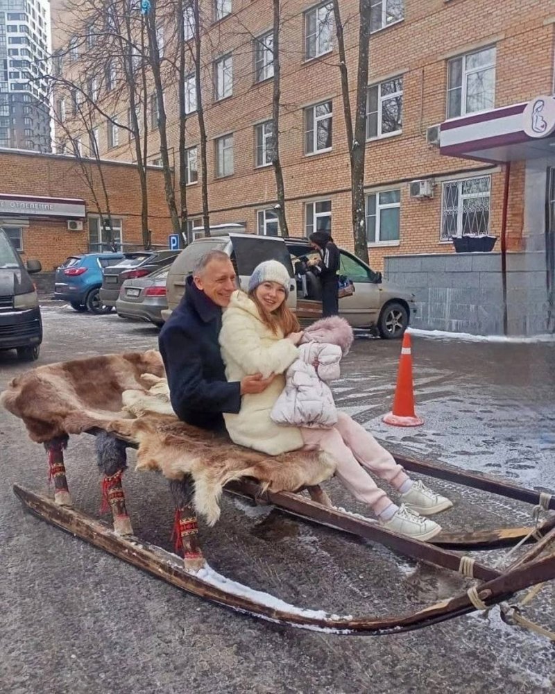 В Одинцово романтичный муж приехал забирать супругу из роддома на санях, запряженных новогодними оленями