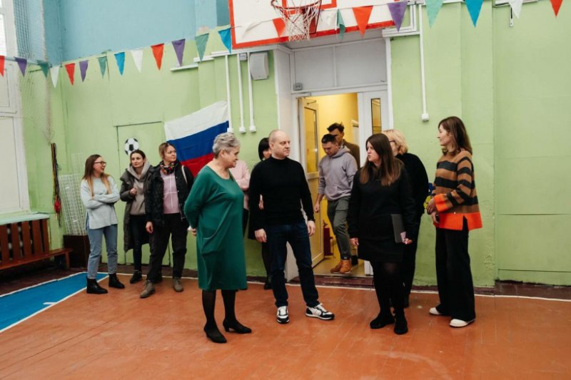 Максим Красноцветов посетил школу в Царёве, которой предстоит капитальный ремонт