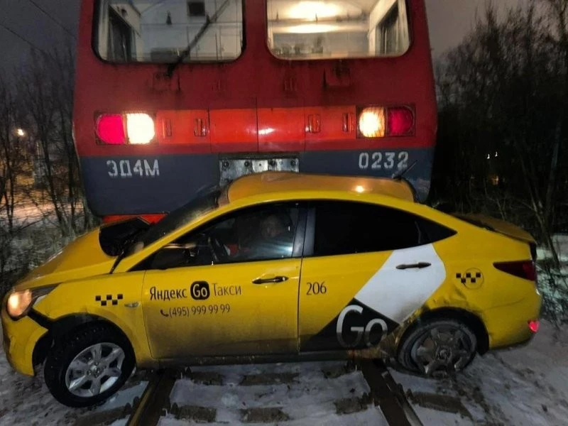 Момент столкновения поезда и авто в Пушкино попал на видео