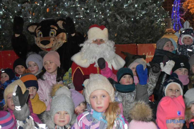 Деда Мороза в Красноармейске встретили играми и танцами