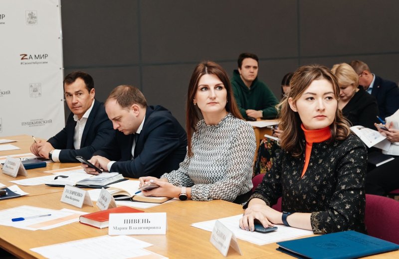 Максим Красноцветов принял участие в еженедельном совещании под председательством Губернатора