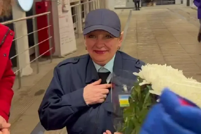 Жители Красногорска поздравили самого улыбчивого контролёра Нину Бандур