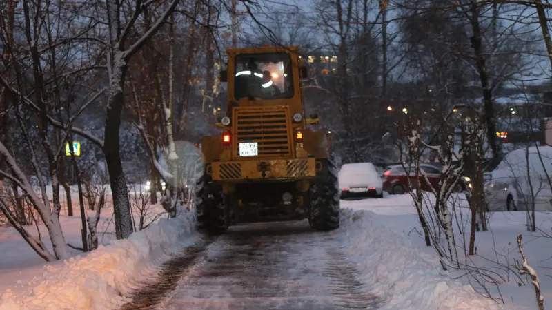 Ночной снег с утра активно убирают в Ивантеевке