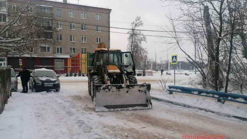 Максим Красноцветов проверил работы по уборке дворовых территорий Пушкино от снега