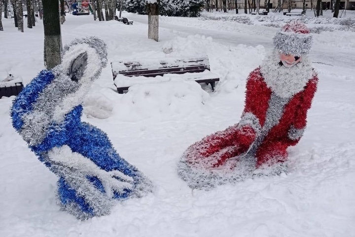 В Раменском вандалы поиздевались над Дедом Морозом и Снегурочкой