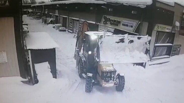 В Коломне водитель погрузчика задавил рабочего во время уборки снега: видео