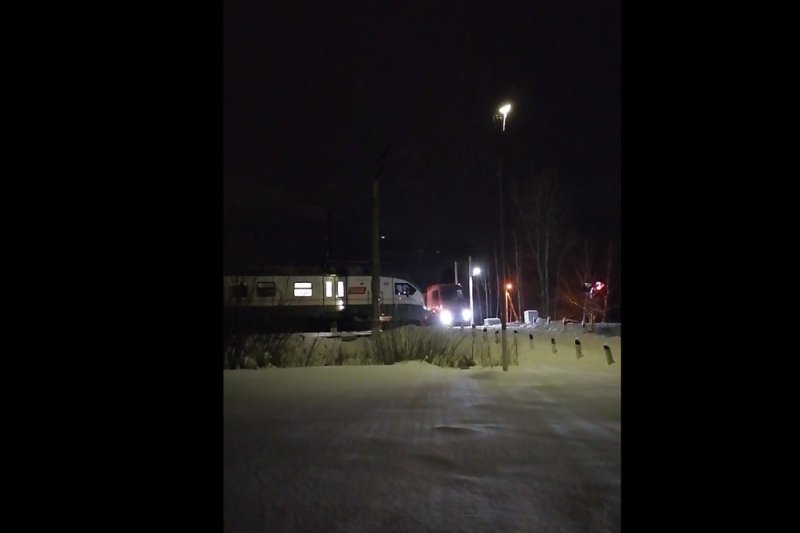 В Дмитрове машинист электропоезда едва успел затормозить перед грузовиком: видео
