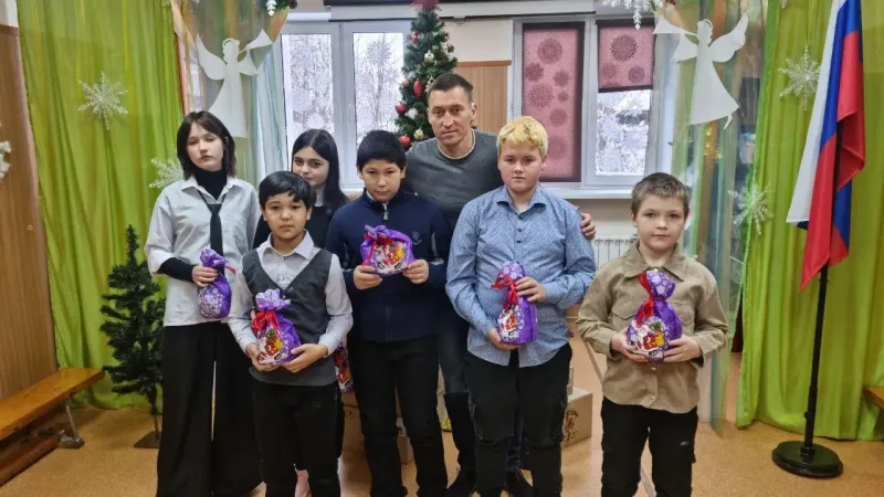 Александр Легков вручил сладкие подарки детям из Красноармейской школы-интерната