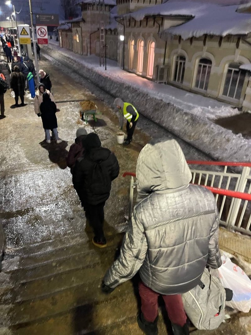 Последствия ледяного дождя в Подмосковье: улицы превратились в каток