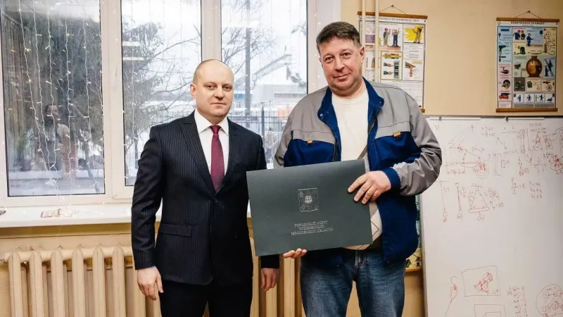 Глава округа Максим Красноцветов вручил награды лучшим сотрудникам «Пушкинской электросети»