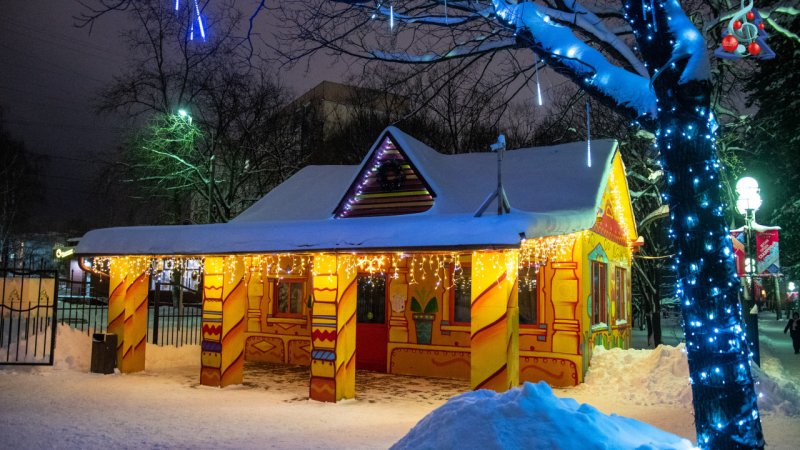Резиденции Деда Мороза уже открыты в 24 парках Подмосковья