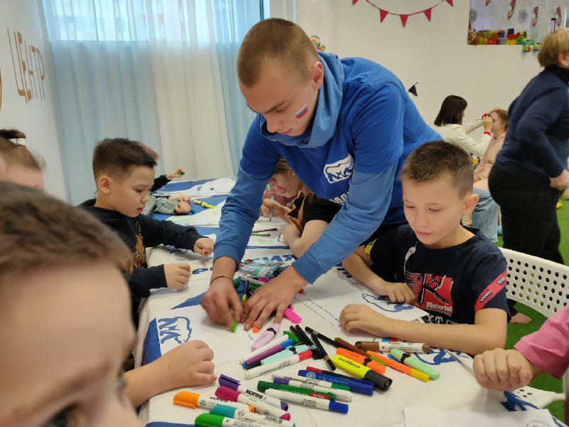 Молодогвардейцы городского округа Пушкинский провели для особенных детей мастер-класс по рисованию свечой