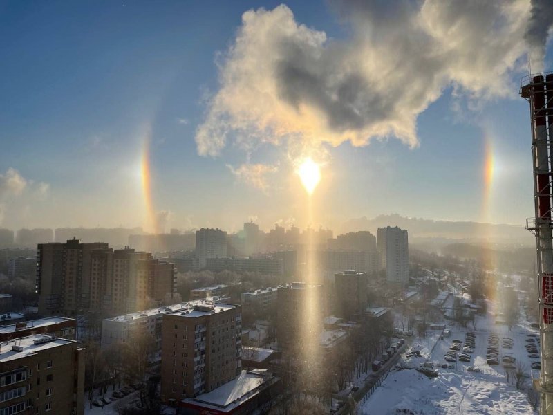 Несколько суток подряд в Подмосковье наблюдают эффект гало и световые столбы