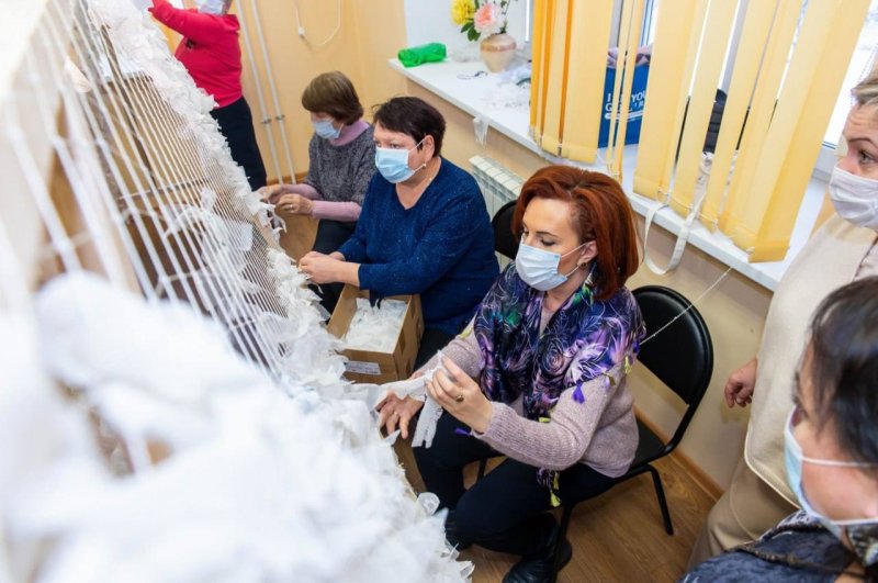 Жители Истры плетут маскировочные сети для бойцов в зоне СВО